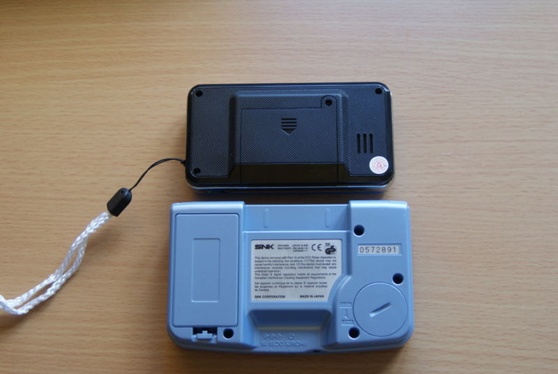 800px-Coolboy_und_NGPC_von_hinten.jpg