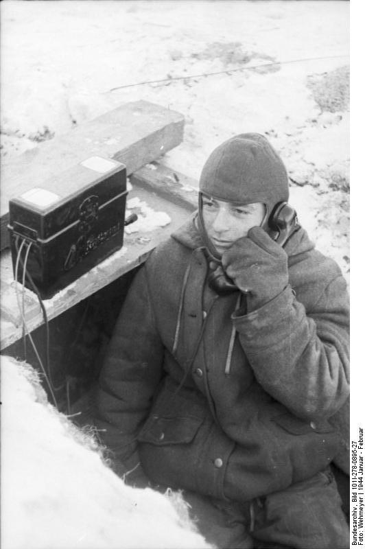 Bundesarchiv_Bild_101I-278-0895-27,_Russland,_Soldat_am_Feldtelefon.jpg
