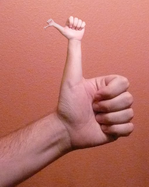 Funny-Photoshopped-Thumbs-Image.jpg