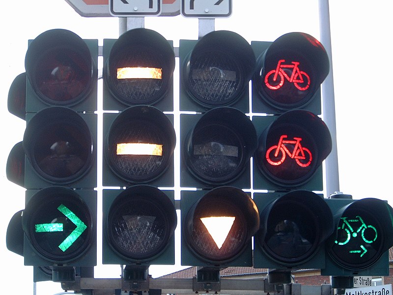 800px-Traffic_Light_German_Complex_With_Bicycles.JPG